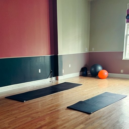 Организованное пространство тренажерного зала с оборудованием для тренировки боковых ягодичных мышц.