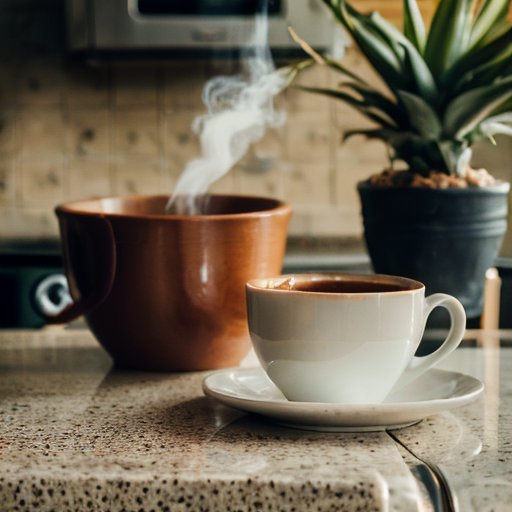 Уютная кухня с чашкой травяного чая, фруктами, календарем для снижения потребления кофе и блокнотом с советами.