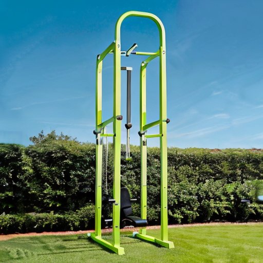 Современный уличный спортзал с прочными брусьями и подтягивающимися, на фоне голубого неба и зелёного ландшафта.