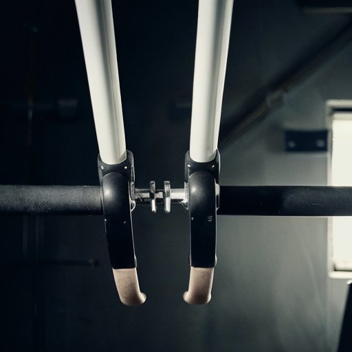 Современные параллельные брусья в тренажёрном зале.