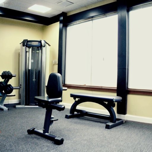 Организованный спортзал с оборудованием для тренировки задних дельтовидных мышц.